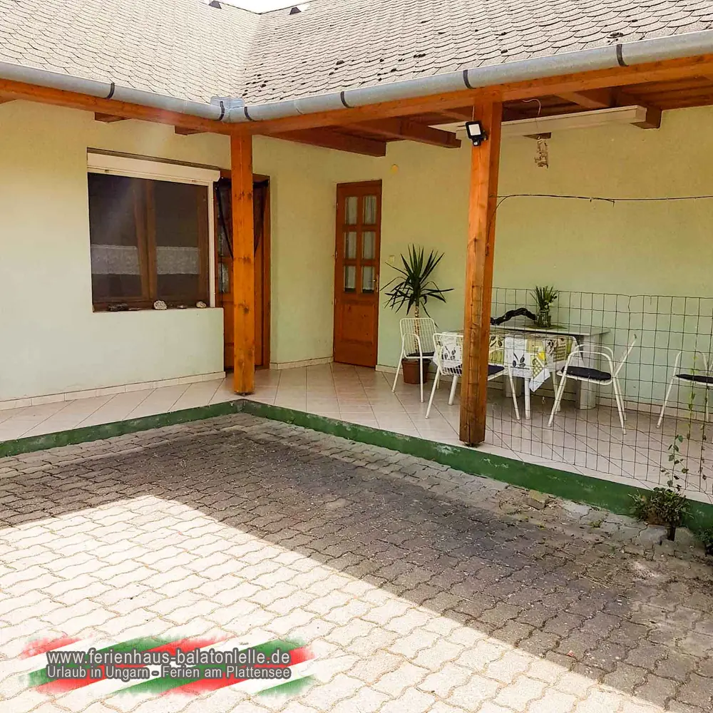 Ferienhaus Balatonlelle mit überdachter Terrasse